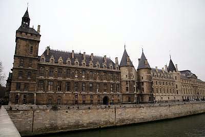 コンシェルジュリー 牢獄宮殿 パリの街とモン サン ミッシェル